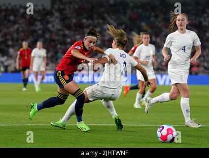 La Spagna Athenea del Castillo (a sinistra) e il Rachel Daly (a destra) dell'Inghilterra combattono per la palla durante la partita finale di Euro 2022 quarti delle donne UEFA al Brighton & Hove Community Stadium. Data foto: Mercoledì 20 luglio 2022. Foto Stock