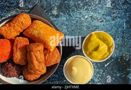 Primo piano di ciotola tradizionale pangrattato olandese a base di carne fritta snack Street food (bitterballen garnituur) con maionese e senape sa Foto Stock