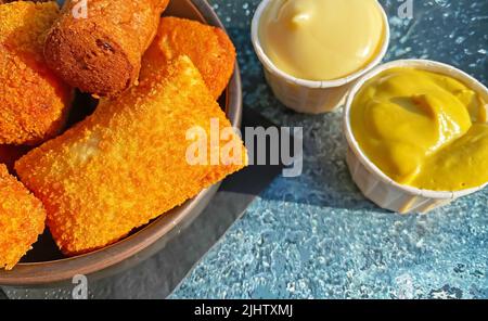 Primo piano di ciotola tradizionale pangrattato olandese a base di carne fritta snack Street food (bitterballen garnituur) con maionese e senape sa Foto Stock