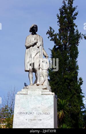 El Prado, la Paz, Bolivia. Monumento a Cristoforo Colombo con il suo volto dipinto di nero in protesta contro il trattamento delle popolazioni indigene da parte dei colonizzatori europei. Il 12th ottobre è il giorno di Colombo, una festa nazionale in molti paesi delle Americhe che celebra l'anniversario dell'arrivo di Cristoforo Colombo nelle Americhe il 12 ottobre 1492. La data è diventata sempre più controversa; molti paesi hanno attenuato le celebrazioni o le hanno bloccate del tutto e gli attacchi contro i monumenti di Colombo da parte degli attivisti sono diventati sempre più frequenti negli ultimi anni. Foto Stock