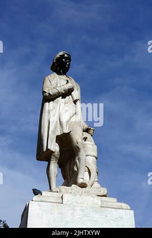 El Prado, la Paz, Bolivia. Monumento a Cristoforo Colombo con il suo volto dipinto di nero in protesta contro il trattamento delle popolazioni indigene da parte dei colonizzatori europei. Il 12th ottobre è il giorno di Colombo, una festa nazionale in molti paesi delle Americhe che celebra l'anniversario dell'arrivo di Cristoforo Colombo nelle Americhe il 12 ottobre 1492. La data è diventata sempre più controversa; molti paesi hanno attenuato le celebrazioni o le hanno bloccate del tutto e gli attacchi contro i monumenti di Colombo da parte degli attivisti sono diventati sempre più frequenti negli ultimi anni. Foto Stock