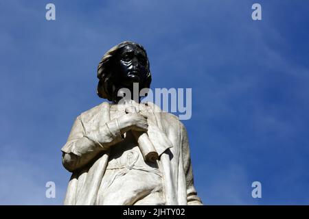 El Prado, la Paz, Bolivia. Monumento a Cristoforo Colombo con il suo volto dipinto di nero in protesta contro il trattamento delle popolazioni indigene da parte dei colonizzatori europei. Il 12th ottobre è il giorno di Colombo, una festa nazionale in molti paesi delle Americhe che celebra l'anniversario dell'arrivo di Cristoforo Colombo nelle Americhe il 12 ottobre 1492. La data è diventata sempre più controversa; molti paesi hanno attenuato le celebrazioni o le hanno bloccate del tutto e gli attacchi contro i monumenti di Colombo da parte degli attivisti sono diventati sempre più frequenti negli ultimi anni. Foto Stock