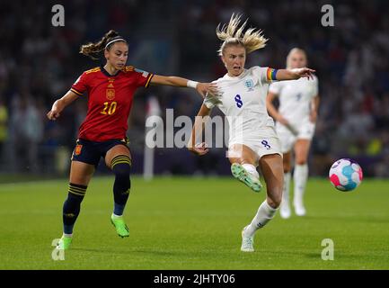 La Spagna Athenea del Castillo e la spagnola Leah Williamson (a destra) combattono per la palla durante la partita della UEFA Women's Euro 2022 Quarter Final al Brighton & Hove Community Stadium. Data foto: Mercoledì 20 luglio 2022. Foto Stock