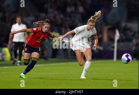 La Spagna Athenea del Castillo e la spagnola Leah Williamson (a destra) combattono per la palla durante la partita della UEFA Women's Euro 2022 Quarter Final al Brighton & Hove Community Stadium. Data foto: Mercoledì 20 luglio 2022. Foto Stock