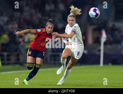 La Spagna Athenea del Castillo e la spagnola Leah Williamson (a destra) combattono per la palla durante la partita della UEFA Women's Euro 2022 Quarter Final al Brighton & Hove Community Stadium. Data foto: Mercoledì 20 luglio 2022. Foto Stock