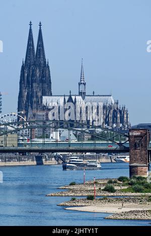 Colonia, Germania 19 luglio 2022: Basso livello dell'acqua sul reno a colonia Foto Stock