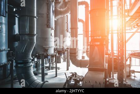 Tubi o tubi in acciaio industriale e serbatoi o vasche di stoccaggio in fabbrica di birra come astratto background di attrezzature industriali. Foto Stock