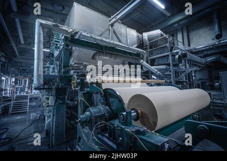 Macchina per la produzione della carta in una fabbrica di riciclaggio della carta. Cartiera e cartiera. Foto Stock