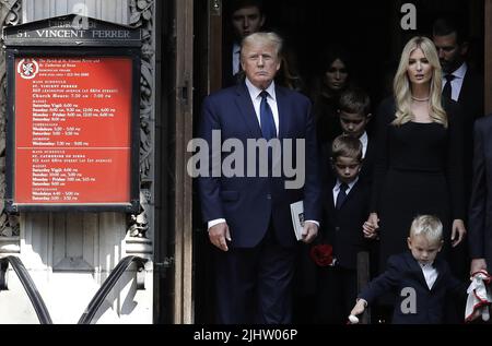 New York, Stati Uniti. 20th luglio 2022. L'ex presidente degli Stati Uniti Donald, di sinistra, e sua figlia Ivanka, e altri membri della famiglia Trump camminano dietro Ivana Trump, la bara della prima moglie alla chiesa cattolica romana di St. Vincent Ferrer su Lexington Avenue mercoledì 20 luglio 2022 a New York City. Foto di Peter Foley/UPI Credit: UPI/Alamy Live News Foto Stock