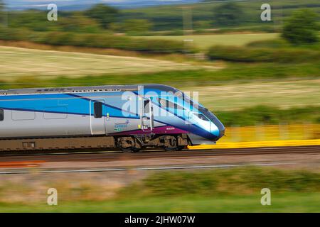 Una British Rail Class 802 209 ad alta velocità operata da Transpennine Express visto qui passando attraverso Colton Junction vicino York, North Yorkshire, UK Foto Stock