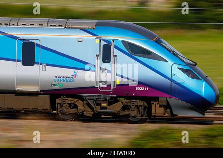 Un treno British Rail Class 801 Azuma Train 802211 gestito da Transpennine Express visto qui passando attraverso Colton Junction vicino York Foto Stock