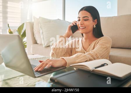 Grazie per avermi chiamato indietro. Una giovane donna attraente che parla al telefono mentre si rilassa a casa. Foto Stock