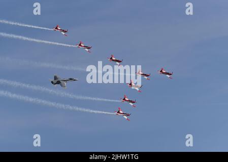 Swiss Air Force F/A-18 Hornet espone con Pilatus PC-7 al Royal International Air Tattoo RAF Fairford 2022 Foto Stock