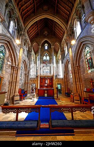 Hartlepool Headland St Hildas 12th secolo chiesa vista della navata e coro con vetrate Foto Stock