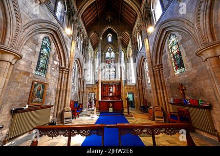 Hartlepool Headland St Hildas 12th secolo chiesa vista della navata e coro con vetrate Foto Stock