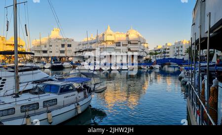 Malaga, Spagna - Luglio 2022: Barche da diporto private e yacht ormeggiati al porto di Malaga (Puerto Marina a Benalmadena) Foto Stock