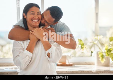 So che mi ama perché lo mostra ogni giorno, una coppia affettuosa che si riunisce nella loro casa. Foto Stock