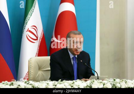 Teheran, Iran. 19th luglio 2022. TEHERAN, IRAN - 19 LUGLIO: Il presidente turco Regep Tayyip Erdogan durante il vertice degli Stati Garanti del 7th in una conferenza stampa il 19 luglio 2022 a Teheran, Iran. (Foto di Mohammadreza Abbasi/ATPImages) (Abbasi Mohammadreza/ATP/SPP) Credit: SPP Sport Press Photo. /Alamy Live News Foto Stock