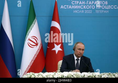 Teheran, Iran. 19th luglio 2022. TEHERAN, IRAN - LUGLIO 19: Il Presidente russo Vladimir Putin durante il Vertice degli Stati Garanti del 7th in una conferenza stampa congiunta tenutasi il 19 luglio 2022 a Teheran, Iran. (Foto di Mohammadreza Abbasi/ATPImages) (Abbasi Mohammadreza/ATP/SPP) Credit: SPP Sport Press Photo. /Alamy Live News Foto Stock