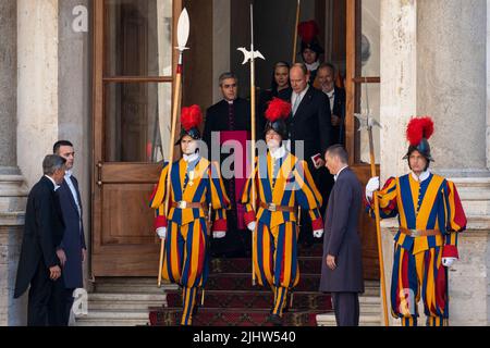 Vaticano. 20th luglio 2022. Il Principe Alberto II e la Principessa Charlene lasciano il Palazzo Apostolico dopo l'udienza privata con Papa Francesco. Papa Francesco riceve il Principe Alberto II di Monaco e la Principessa Charlene al Palazzo Apostolico di Città del Vaticano. Credit: SOPA Images Limited/Alamy Live News Foto Stock