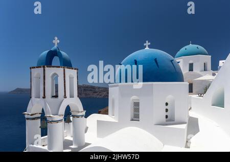 Le famose cupole blu di Oia si trovano ai margini della Caldera di Oia, Santorini, Isole Cicladi, Grecia, Europa Foto Stock