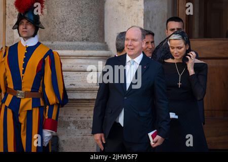 Vaticano. 20th luglio 2022. Il Principe Alberto II e la Principessa Charlene lasciano il Palazzo Apostolico dopo l'udienza privata con Papa Francesco. Papa Francesco riceve il Principe Alberto II di Monaco e la Principessa Charlene al Palazzo Apostolico di Città del Vaticano. (Foto di Stefano Costantino/SOPA Images/Sipa USA) Credit: Sipa USA/Alamy Live News Foto Stock