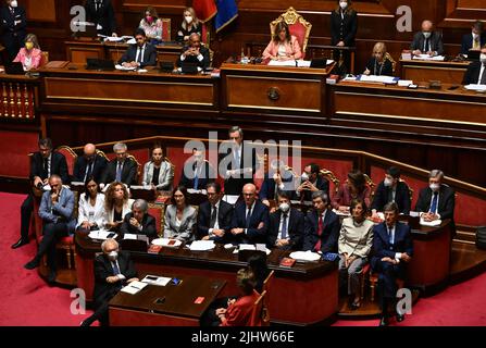 Roma, Italia. 20th luglio 2022. Il 20 luglio 2022 il primo ministro italiano Mario Draghi (C) si è rivolto al Senato a Roma. Il gabinetto italiano guidato dal primo ministro Mario Draghi ha vinto mercoledì un voto di fiducia a maggioranza sottile al senato. Credit: Alberto Lingria/Xinhua/Alamy Live News Foto Stock