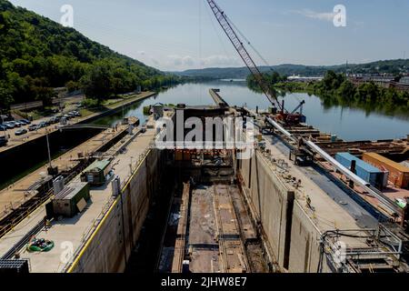 Si affaccia sulla camera di blocco Charleroi disidratata. Il 15 luglio, il vice comandante generale Heitkamp ha visitato il distretto di Pittsburgh per visitare i lavori di costruzione a Charleroi Locks and Dam 4 a Belle Vernon, Pennsylvania. I lavori di costruzione fanno parte del progetto Lower Monongahela River, che sostituirà la diga a cresta fissa risalente a quasi 100 anni fa con una diga con cancello a Braddock Locks e Dam 2, rimuoverà Locks e Dam 3 a Elizabeth e costruirà due chiuse più grandi a Charleroi Locks e Dam 4 a Belle Vernon. Le serrature Braddock, Elizabeth e Charleroi sono le tre più antiche strutture operative-di navigazione della Foto Stock