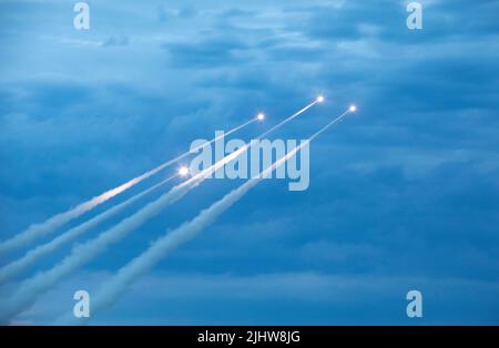 Il 1-147th Field Artillery Regiment, South Dakota Army National Guard lancia Rocket Reduced-Range Practice da un M270A1 Multiple Launch Rocket System durante un esercizio di addestramento al fuoco a Camp Ripley, Minnesota, 19 luglio 2022. Gli esercizi di formazione Live-Fire sono necessari per certificare completamente gli equipaggi come esperti nelle loro attività mission-Essential, rendendoli idonei alla rotazione dell'implementazione. Ogni equipaggio è composto da un fucile, un pilota e un capo. (STATI UNITI Army Reserve foto di PFC. Riley Anfinson, 364th TPASE) Foto Stock