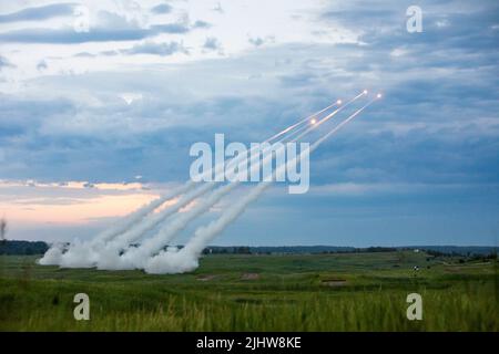 A Battery, 1-147th Field Artillery Regiment, South Dakota Army National Guard lancia razzi di pratica a raggio ridotto durante un esercizio di fuoco a Camp Ripley, Minnesota, 19 luglio 2022. I RRPR percorrono 8 chilometri fino al loro obiettivo, anche se con munizioni diverse, il Multiple Launch Rocket System può raggiungere obiettivi fino a 300 chilometri di distanza. (STATI UNITI Esercito foto di SPC. Elizabeth Hackbarth, 364th elemento di sostegno agli affari pubblici del teatro) Foto Stock