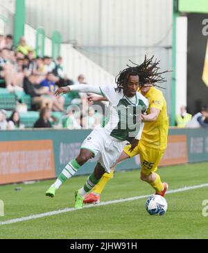 Easter Road Stadium, Edinburgh.Scotland Regno Unito. 20th luglio 22 Hibernian vs Greenock Morton. Premier Sports Cup Group Stage Match. Hibs Jair Tavares Tussle con Alex King (25) Morton Credit: eric mccowat/Alamy Live News Foto Stock