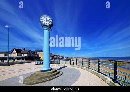 Whitley Bay Promenade in una giornata di sole e il grande orologio blu con il Mare del Nord e un cielo blu profondo con diagonale nuvola di cirro Foto Stock