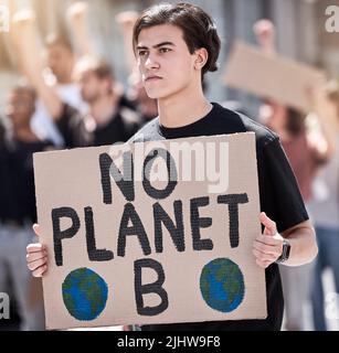 Non abbiamo altre opzioni: Un giovane che ha un poster sul cambiamento climatico durante un raduno. Foto Stock