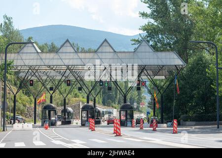 Fraga de Moles, Spagna. 2022 luglio 20. Ispanico - confine andorrano che divide i paesi di Andorra e Spagna nell'estate del 2022. Foto Stock