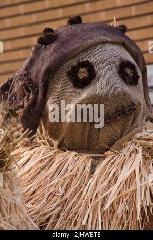 Primo piano di un sacco di patate e di paglia Halloween mostro. Foto Stock