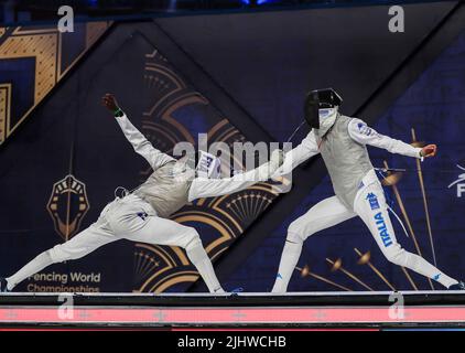 Cairo, Egitto. 20th luglio 2022. Enzo Lefort (L) di Francia compete contro Tommaso Marini d'Italia durante la finale individuale maschile ai Campionati del mondo di scherma 2022 al Cairo, Egitto, 20 luglio 2022. Credit: Nantong/Nantong/Nantong Live News Foto Stock