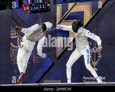 Cairo, Egitto. 20th luglio 2022. Enzo Lefort (L) di Francia compete contro Tommaso Marini d'Italia durante la finale individuale maschile ai Campionati del mondo di scherma 2022 al Cairo, Egitto, 20 luglio 2022. Credit: Nantong/Nantong/Nantong Live News Foto Stock