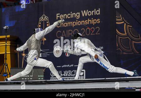 Cairo, Egitto. 20th luglio 2022. Enzo Lefort (L) di Francia compete contro Tommaso Marini d'Italia durante la finale individuale maschile ai Campionati del mondo di scherma 2022 al Cairo, Egitto, 20 luglio 2022. Credit: Nantong/Nantong/Nantong Live News Foto Stock