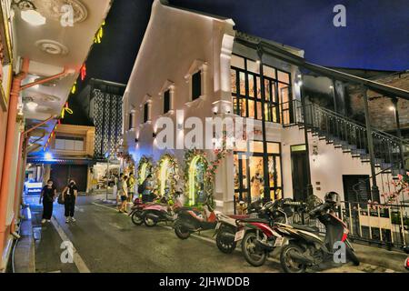 Il tramonto cade sul pittoresco Soi Rommanee (Rommani) nella zona del patrimonio storico della città di Phuket, Thailandia; la casa sulla destra: Aung Ku Cafe Foto Stock