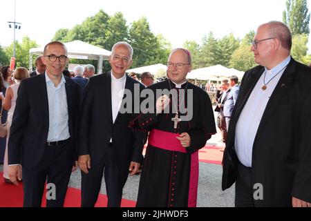 Austria,Bregenz,20,7.22: Opera Premiere con atto cerimoniale con rappresentanti della politica e della chiesa. Opera Madam Butterfly di G.PUCCINI si svolge 1 mesi sul più grande teatro lacustre del mondo - con vista spettacolare sul lago di costanza e sulle alpi. Lista degli ospiti: Presidente Federale dell'Austria Sig. Alexander van der Bellen. Presidente federale della Svizzera Sig. Ignazio Cassis. Ministro austriaco del governo federale Brunner, Edtstadler, Kochre e Rauch. Oltre che sotto il segretario di stato, la signora Mayer e il signor Tursky. Più il maggiore di Bregenz MR. Ritsch. Sul vescovo di Foto il signor Foto Stock