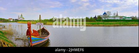 Panorama della riva del fiume Kamenka. Barca turistica drakkkar sul fiume, Chiesa di Ilyinsky, il vecchio Cremlino con la Cattedrale della Natività della Vergine Foto Stock