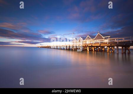 Guardando il bellissimo cielo, la spiaggia e il tramonto a Busselton Jetty, Australia Occidentale Foto Stock