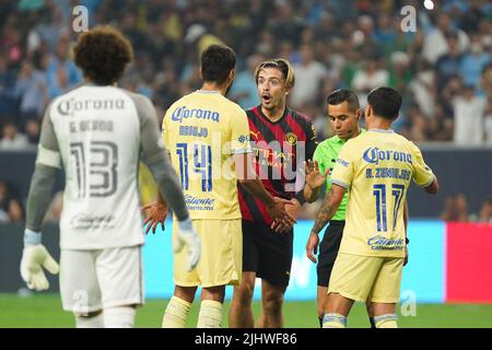 I tempri si fanno beffare tra il Manchester City's Jack Grelish e il Club America's Nestor Araujo durante una partita amichevole pre-stagione allo Stadio NRG di Houston. Data foto: Mercoledì 20 luglio 2022. Foto Stock