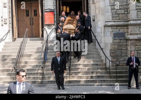 Harrison, Stati Uniti. 20th luglio 2022. Casket con corpo di Ivana Trump si è trasferito dalla chiesa di St. Vincent Ferrer a New York il 20 luglio 2022. Ivana Trump, ex moglie dell’ex presidente Donald Trump morì il 14 luglio 2022 nella sua casa, aveva 73 anni. Ai funerali hanno partecipato l’ex presidente Donald Trump e sua moglie Melania Trump e il loro figlio Barron, nonché i figli di Donald Trump e Ivana Trump Ivankam Eric e Donald Jr e le loro famiglie, compresi i bambini. (Foto di Lev Radin/Sipa USA) Credit: Sipa USA/Alamy Live News Foto Stock