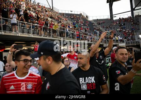 Washington, Stati Uniti. 20th luglio 2022. I sostenitori si riuniscono per guardare i giocatori riscaldarsi prima di una partita amichevole DC United vs FC Bayern Munich International Club, presso Audi Field, a Washington, DC, mercoledì, Luglio 20, 2022. (Graeme Sloan/Sipa USA) Credit: Sipa USA/Alamy Live News Foto Stock