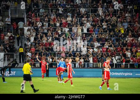 Washington, Stati Uniti. 20th luglio 2022. I sostenitori applaudono dopo il fischio finale dopo una partita amichevole DC United vs FC Bayern Munich International Club, all'Audi Field, a Washington, DC, mercoledì, Luglio 20, 2022. (Graeme Sloan/Sipa USA) Credit: Sipa USA/Alamy Live News Foto Stock