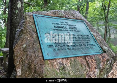 Memoriale lungo l'Appalachian Trail per Bonnell Stone, conosciuto come il Padre della Selvicoltura in Georgia e ispirato la donazione di Vogel Park. Foto Stock