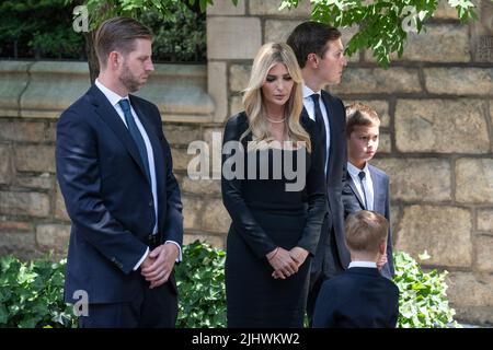 Harrison, New Jersey, Stati Uniti. 20th luglio 2022. Eric Trump, Ivanka Trump, Jared Kushner partecipano ai funerali di Ivana Trump alla Chiesa di San Vincenzo Ferrer. Ivana Trump, ex moglie dell’ex presidente Donald Trump morì il 14 luglio 2022 nella sua casa, aveva 73 anni. Ai funerali hanno partecipato l’ex presidente Donald Trump e sua moglie Melania Trump e il loro figlio Barron, nonché i figli di Donald Trump e Ivana Trump Ivankam Eric e Donald Jr e le loro famiglie, compresi i bambini. (Credit Image: © Lev Radin/Pacific Press via ZUMA Press Wire) Foto Stock