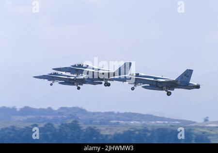 Formazione di USMC F/A-18D Hornets decollo Foto Stock