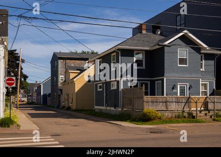 Case colorate in legno vecchio stile atlantico tradizionale - la strada di Charlottetown, Prince Edward Island, Canada. Foto Stock